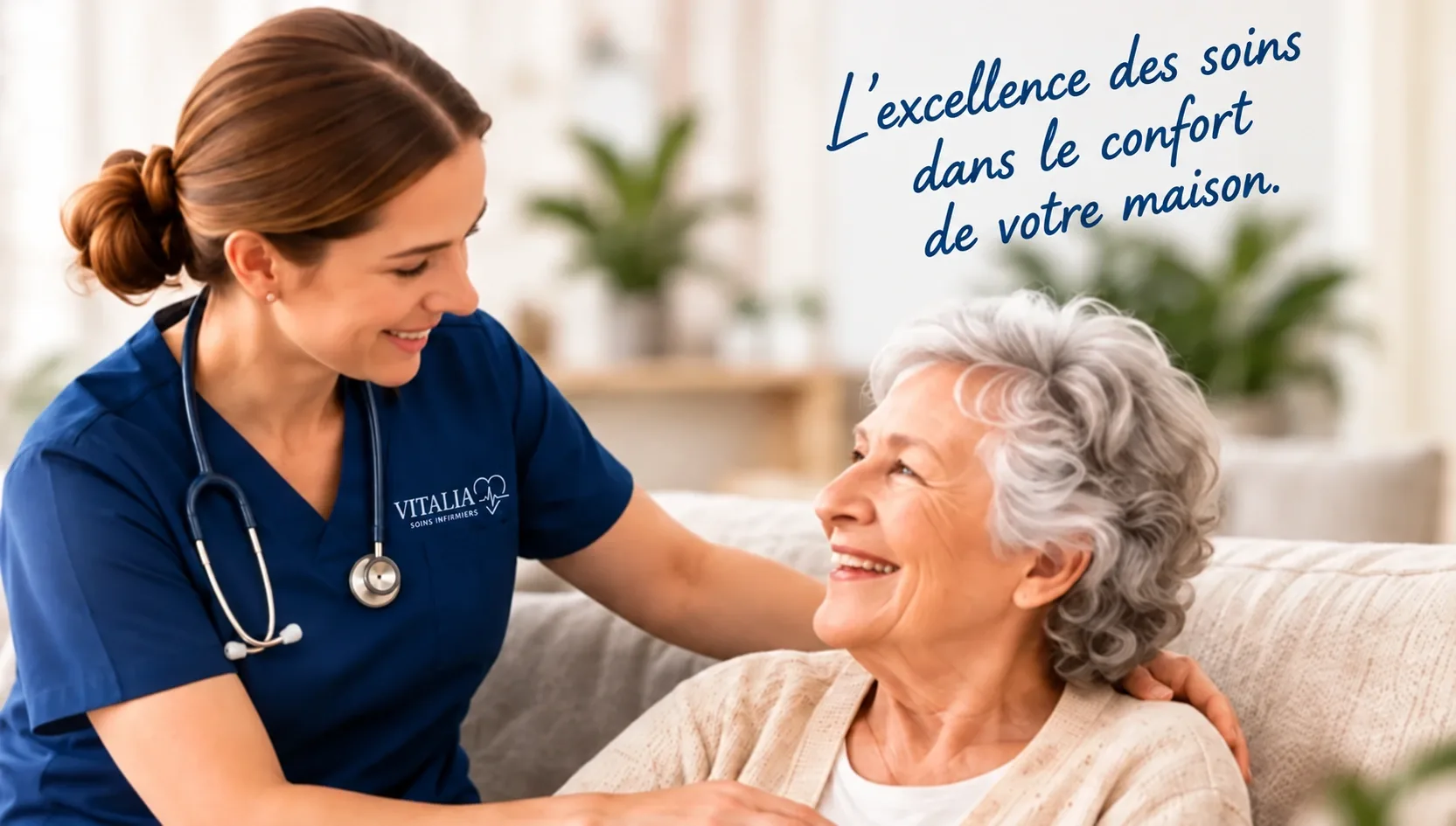 Une infirmière accompagne une personne âgée à domicile. L’excellence des soins dans le confort de votre maison.